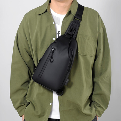 USB Şarjlı ISO Suya Dayanıklı Crossbody Sling Çanta Erkek Sling Göğüs Çantası