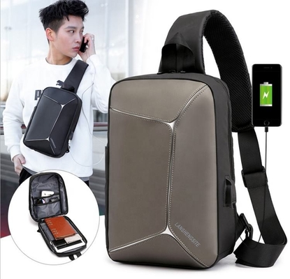 PU Erkek Sling Crossbody Çanta USB Kablosu ile Su Geçirmez Sling Paketi BSCI